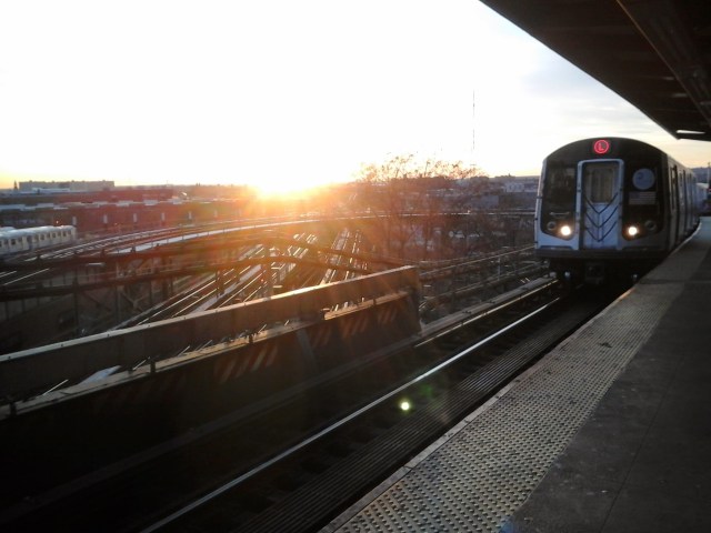 Speedy arriving L Train (1)